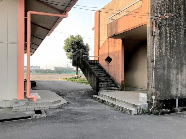 中学校渡り廊下の進捗状況   (有)アキ建設サムネイル
