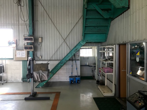 大崎永吉にある自動車修理工場トイレリフレッシュ 作業の風景サムネイル